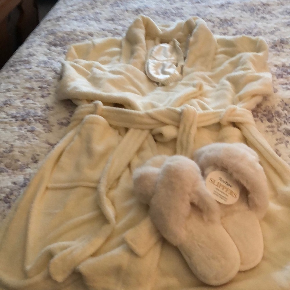 Tru spa robe, slippers and sleep mask